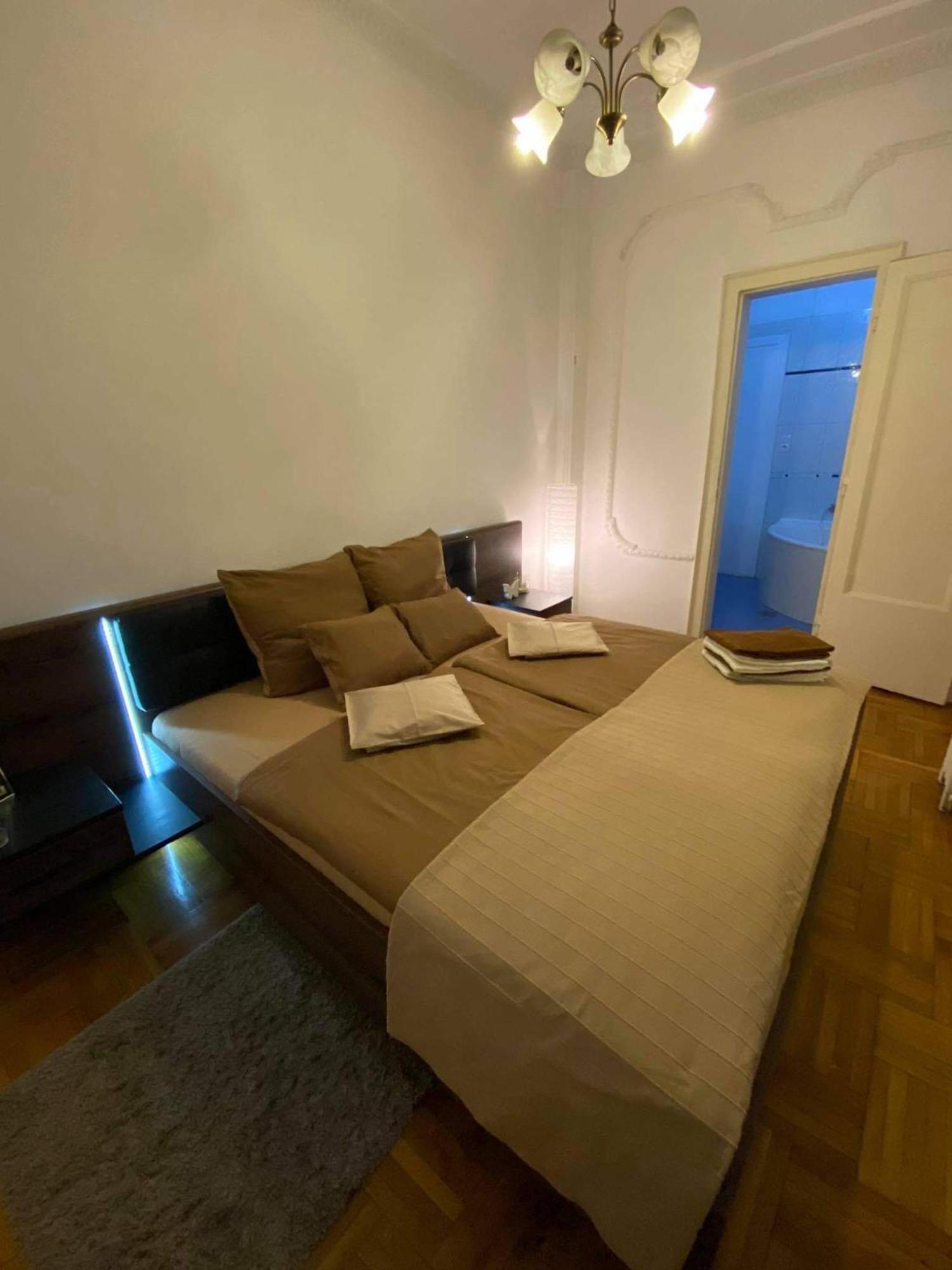Apartment And Rooms Heart Of The City Budapest Exterior foto